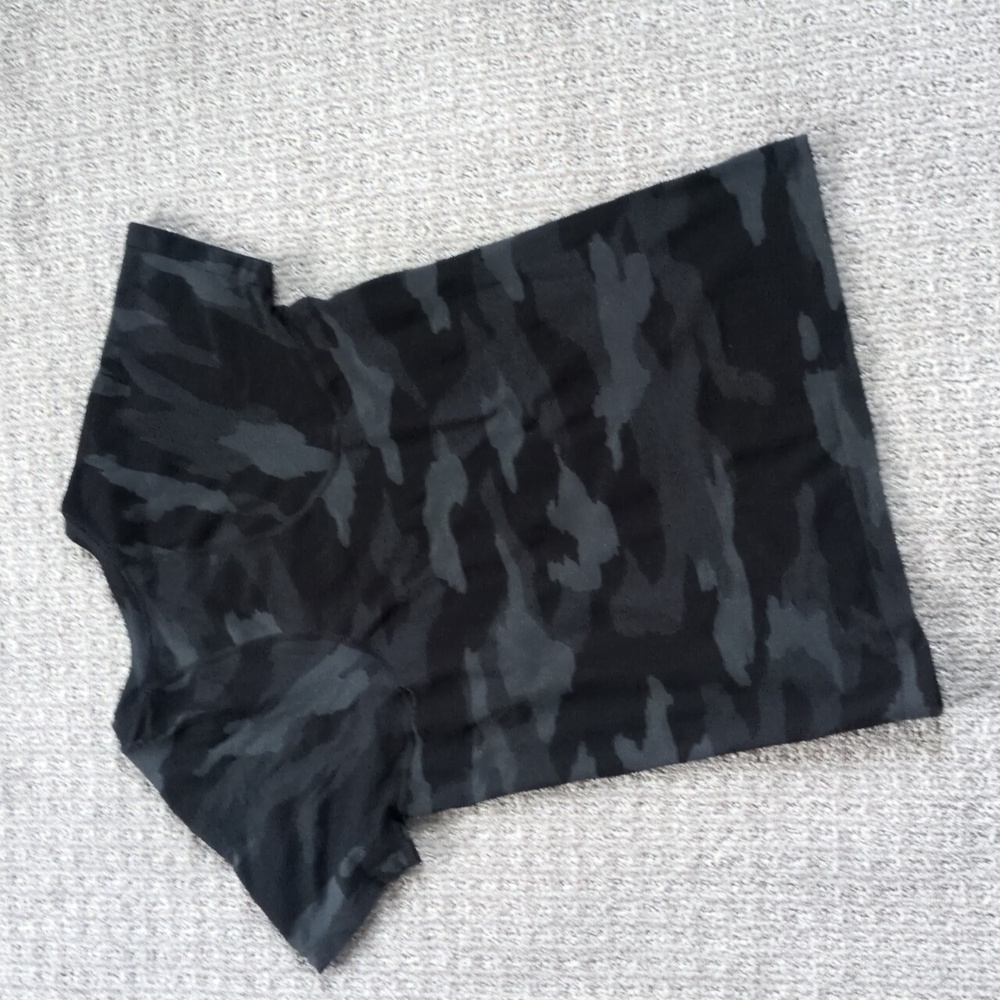 NWOT Athleta Grey/Black Camo Print Short Sleeve Athleisure Top, Size M - Picture 6 of 6